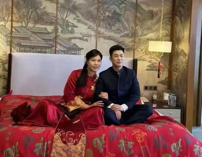 丈夫帅气身份成疑又一对高低配恭喜！38岁徐云丽低调完婚(图1)